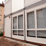 Wir liefern schlüsselfertige Raummodule als Bürogebäude, Schulen, Kindergärten, Baustellenunterkünfte und Spezialcontainer.