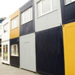 Wir liefern schlüsselfertige Raummodule als Bürogebäude, Schulen, Kindergärten, Baustellenunterkünfte und Spezialcontainer.
